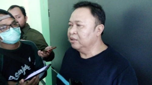 Wakil Ketua DPC PKB Jember H Ubaidillah atau H Ahmad Buang saat memberikan konferensi pers. (foto : Moh. Ali Makrus / Jatim TIMES)