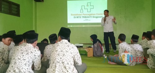 PMI Kabupaten Malang Unit Singosari sedang melakukan sosialisasi pencegahan covid-19 di MTs Tribakti Singosari.