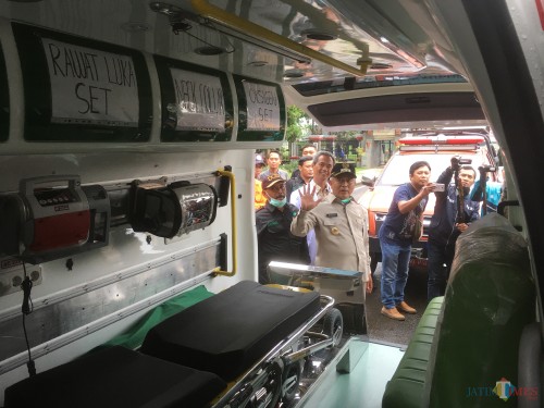 Bupati Malang HM Sanusi (baju coklat topi hitam) saat melakukan peninjauan ambulan yang diperuntukkan jika ada pasien positif corona (Foto : Ashaq Lupito / MalangTIMES)