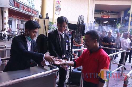Wakil Wali Kota Batu Punjul santoso saat diberi hand sanitizer sebagai upaya pencegahan covid 19 di Jatim park 3.