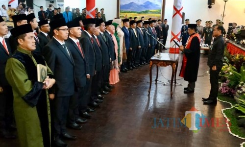 30 anggota DPRD Kota Batu saat mengucap janji di gedung DPRD Kota Batu beberapa saat lalu.
