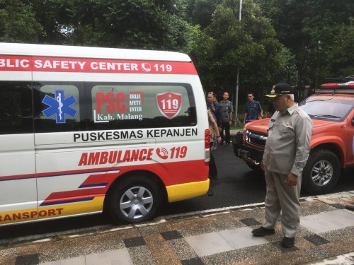Bupati Malang HM Sanusi saat melakukan peninjauan mobil ambulan yang digunakan untuk pasien covid-19 (Foto : Ashaq Lupito / MalangTIMES)