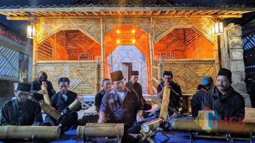 Para pemain musik Serbung (Foto : Moch. R. Abdul Fatah / Jatim TIMES)