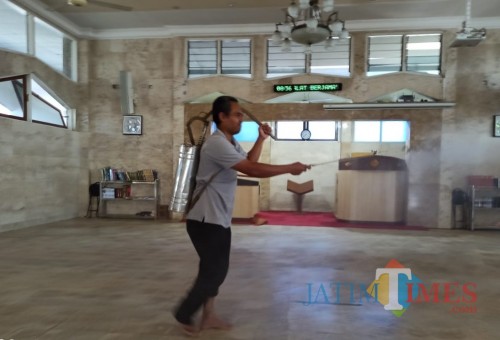 Salah petugas saat menyemprot disinfektan di Masjid An-Nur Kota Batu, Jumat (20/3/2020).