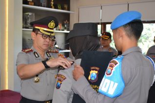 Kapolres Batu AKBP Harviadhi Agung Prathama saat melakukan sertijab di Polres Batu, Jumat (20/3/2020).