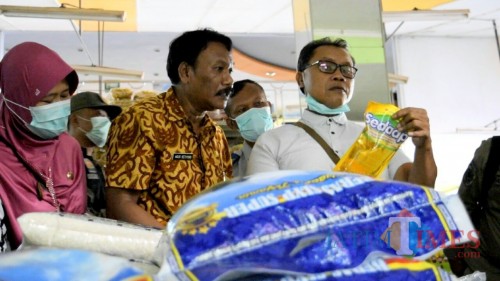 Tim gabungan cek harga beras di pasar modern.
