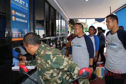 Kapolres Malang, AKBP Hendri Umar (tengah) saat melaunching SIM Salabim di Satpas Singosari