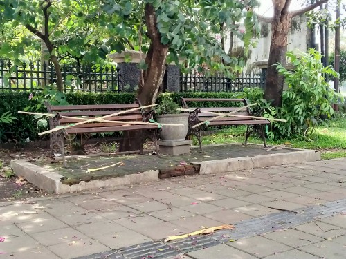 Kursi publik di kawasan Jalan Besar Ijen yang dipasangi bambu melintang agar tak bisa digunakan untuk duduk sementara waktu. (Anggara Sudiongko/MalangTIMES)