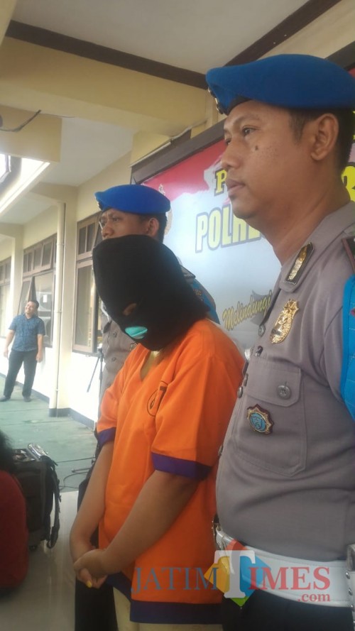NS, tersangka pelaku prostitusi online dikawal anggota Polresta Banyuwangi. (Nurhadi Banyuwangi TIMES)