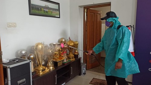 Proses penyemprotan disinfektan di Kandang Singa (official Arema FC)