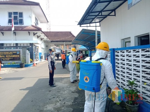 Terminal Kesamben disemprot desinfektan