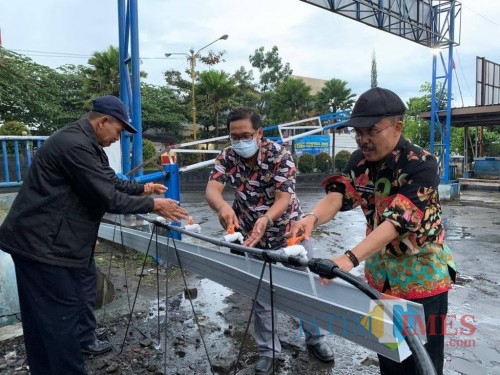 Wakil Wali Kota Batu Punjul Santoso saat mencuci tangan di pintu masuk Pasar Besar Kota Batu.