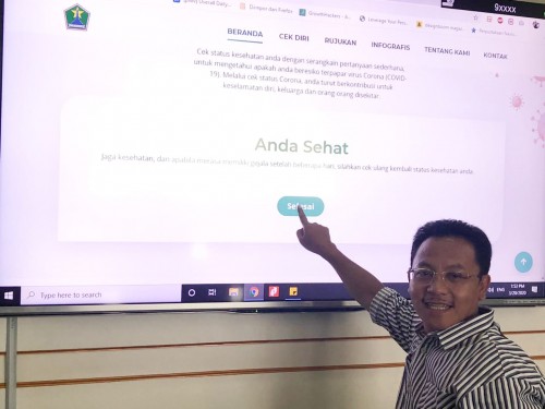 Wali Kota Malang Sutiaji saat menunjukkan layanan Malang Detector Corona (Humas Pemkot Malang for MalangTIMES).