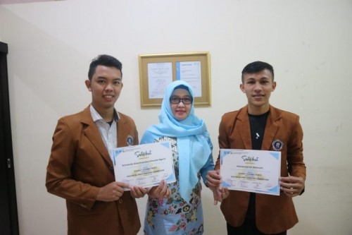 Dua mahasiswa Unikama yang menjadi juara 1 dengan karya video bertema lingkungan (Ist)