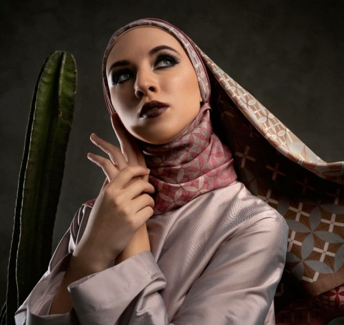 Koleksi hijab dua sisi yang bisa digunakan secara bergantian dengan motif berbeda. (Foto: instagram @katonvie).