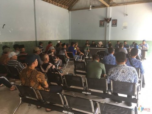 Pertemuan petani Ngajum, Muspika, DPRD dan DLH terkait limbah PT Greenfields lndonesia (dok MalangTimes)
