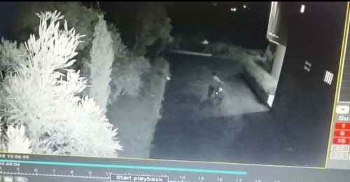 Potongan gambar CCTV saat pelaku terekam membawa sepeda angin korban (Ist)