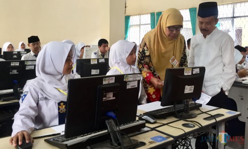 Pelajar SMP saat melaksanakan Ujian Nasional Berbasis Komputer di SMPN 1 Batu beberapa saat lalu. (Foto: Irsya Richa/MalangTIMES)