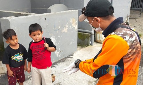 Salah satu petugas sedang memberikan edukasi kepada anak-anak di Kota Batu. (Foto: istimewa)
