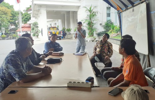 Fraksi PKS DPRD Kota Malang saat meninjau Posko Tanggap Corona di Balaikota Malang. (Arifina Cahyanti Firdausi/MalangTIMES).