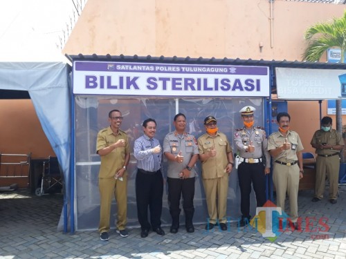 Bilik sterilisasi yang dipasang di pintu masuk kantor pelayanan SIM Tulungagung / Foto : Istimewa / Tulungagung TIMES