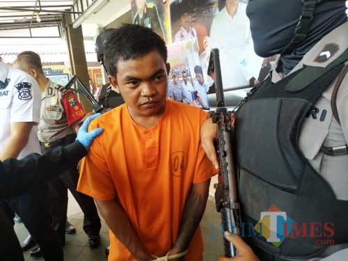 Tersangka KM saat di Mapolres Tulungagung, / Foto : Anang Basso / Tulungagung TIMES