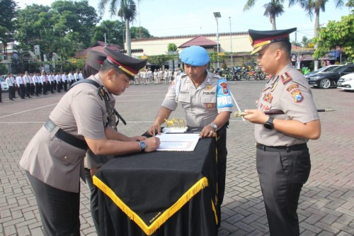 Kapolres Malang, AKBP Hendri Umar (kanan) saat memimpin sertijab (Foto : Humas Polres Malang for MalangTIMES)