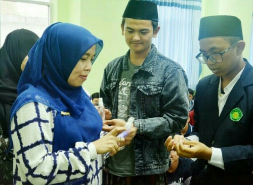 Pemberian hand sanitizer Fakultas Saintek UIN Malang ke mahasiswa penghuni ma'had. (Foto: Humas)