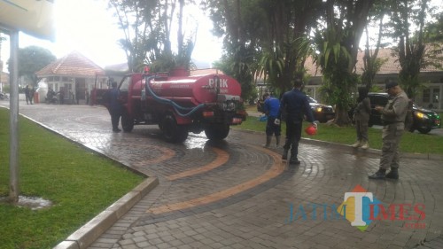 Penyemprotan Disinfektan di Kantor Pemkab Banyuwangi Nurhadi Banyuwangi Jatim TIMES