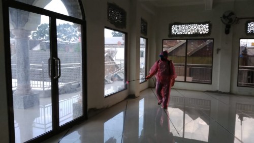 Petugas saat menyemprotkan desinfektan di salah satu Masjid di Kelurahan Dinoyo sebagai pencegahan Covid-19, Senin (23/3). (Foto: istimewa)