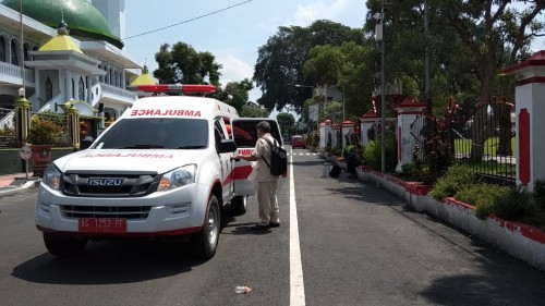 Gugus Tugas Percepatan Penanganan Virus Corona Kota Blitar mengevakuasi pria baru pulang dari Bandung ke RSUD Mardi Waluyo
