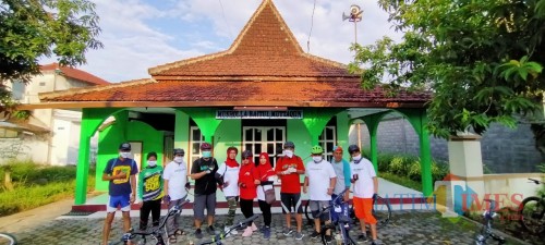 Usai penyemprotan disifektan di salah satu musholla di Lumajang (Foto : Moch. R. Abdul Fatah / Jatim TIMES)