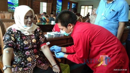 Anggota DPRD yang juga Ketua DPC PDI-P, Susilowati saat diambil sampel darahnya oleh petugas kesehatan (Joko Pramono/ JatimTIMES)