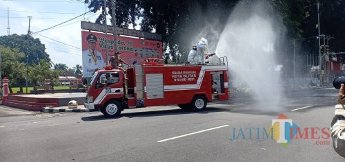 Jalanan di Kota Blitar disemprot disinfektan