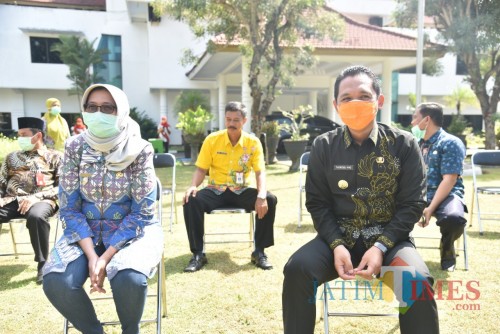 Bupati dan Wabup Lumajang berjemur di halaman Pemkab Lumajang (Foto : Moch. R. Abdul Fatah / Jatim TIMES)