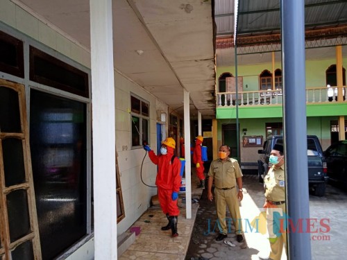 Petugas dari Pemkab Blitar menyemprotkan disinfektan di Ponpes Mahyajatul Qurro (PPMQ) di Desa Kunir, Kecamatan Wonodadi.(Foto : Aunur Rofiq/BlitarTIMES)