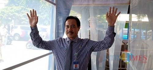 Direktur RSUD dr. Iskak, Supriyanto saat melewati bilik disinfektan di Satpas SIM Polres Tulungagung (Joko Pramono/ JatimTIMES)