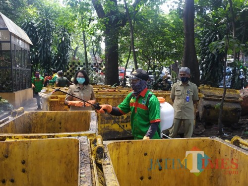 Kepala DLH Kota Malang, Rinawati (wanita pakai masker putih) saat memantau penyemprotan desinfektan di TPS (Hendra Saputra)