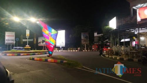 Kondisi Bundaran Serayu malam tadi (23/3), Warung Kopi Joss Bundaran (Kanan) sebelum dilakukan operasi penertiban keramaian