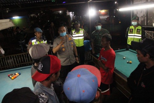 Petugas kepolisian saat melakukan patroli di tempat keramaian (Foto : Humas Polres Malang for MalangTIMES)