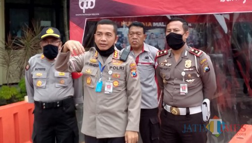 Kapolresta Malang Kota, Kombes Pol Leonardus Simarmata (tengah) dan Kasatlantas, Kompol Priyanto (Paling kanan)(Anggara Sudiongko/MalangTIMES)