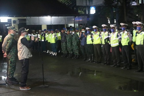 Pasukan operasi gabungan yang siap membubarkan kerumunan di Kota Malang (Humas Pemkot Malang).