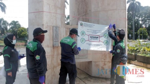 Pemasangan banner larangan sementara penggunaan taman oleh Pramu Taman (Igoy)