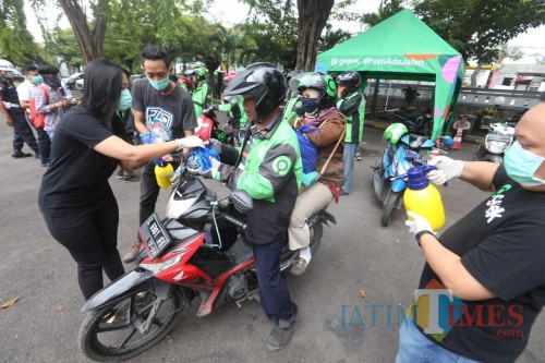 Pembagian Masker dan Handsanitizer