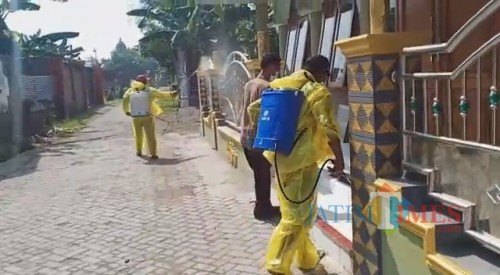 Penyemprotan disinfektan terlihat dilakukan di masjid Desa Sawiji, Kecamatan Jogoroto, Jombang. (Foto : Adi Rosul / JombangTIMES)