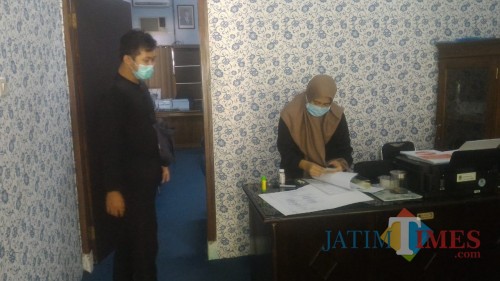 Staf Sekwan DPRD Banyuwangi melakukan aktivitas pelayanan (Nurhadi/ JatimTIMES)