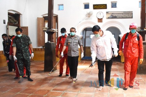 Tekan Penyebaran COVID-19, Pemkot Kediri Desinfektan Gereja, Masjid dan Pondok Pesantren. (Foto: Ist)
