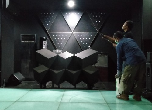 Petugas saat melakukan penyemprotan desinfektan disalah satu ruangan (Ist)