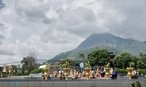 Wali Kota Batu Dewanti Rumpoko saat bersama kepala Organisasi Perangkat Daerah di taman Balai Kota Among Tani. (Foto: Istimewa)