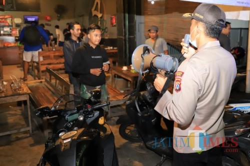 Antisipasi Coronavirus Polres Kediri Giat Patroli Cafe dan Tempat Nongkrong. (Foto: Bambang Setioko/JatimTIMES)